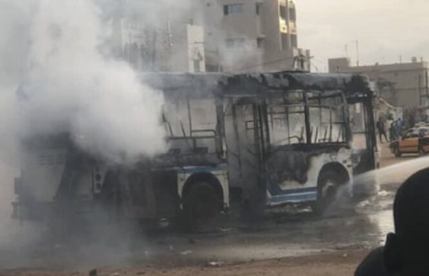 Diamalaye : Un bus Tata en feu sème la panique (photos)