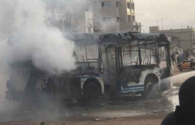 Diamalaye : Un bus Tata en feu sème la panique (photos) Diamalaye : Un bus Tata en feu sème la panique (photos)
