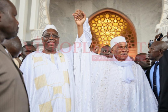 Les images les plus jolies entre un père qui retrouve son fils: Macky Sall et Abdoulaye Wade se retrouvent devant Serigne Mountaka Bachir à Massalikoul Djinane