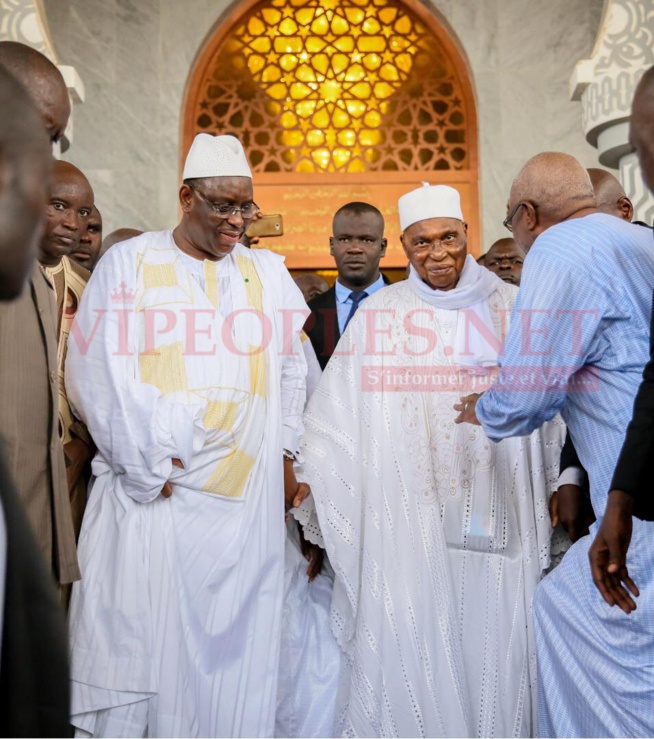 Les images les plus jolies entre un père qui retrouve son fils: Macky Sall et Abdoulaye Wade se retrouvent devant Serigne Mountaka Bachir à Massalikoul Djinane