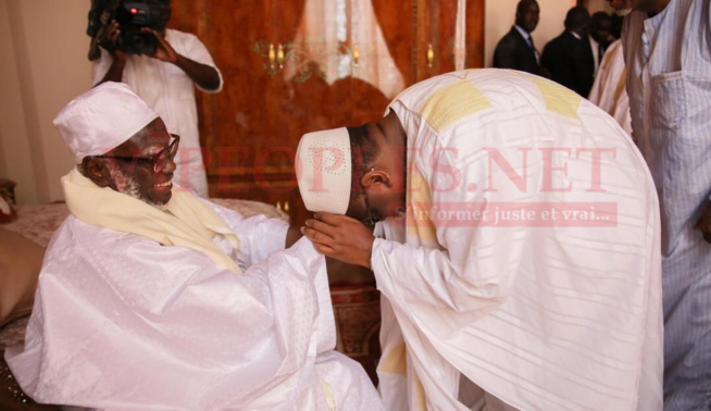 Les images les plus jolies entre un père qui retrouve son fils: Macky Sall et Abdoulaye Wade se retrouvent devant Serigne Mountaka Bachir à Massalikoul Djinane