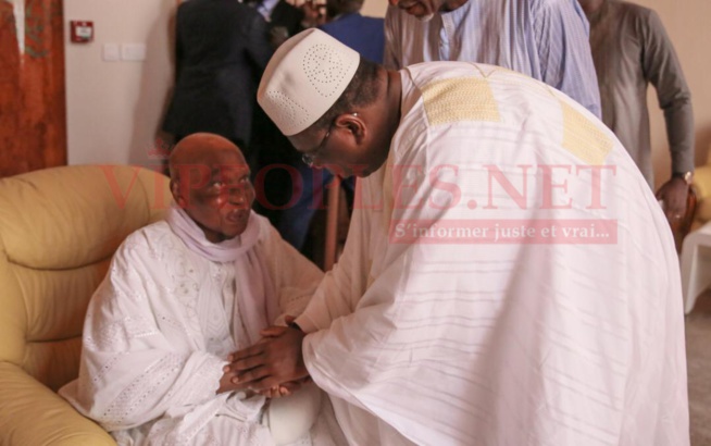 Les images les plus jolies entre un père qui retrouve son fils: Macky Sall et Abdoulaye Wade se retrouvent devant Serigne Mountaka Bachir à Massalikoul Djinane