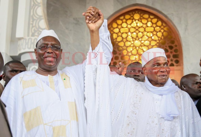 Les images les plus jolies entre un père qui retrouve son fils: Macky Sall et Abdoulaye Wade se retrouvent devant Serigne Mountaka Bachir à Massalikoul Djinane