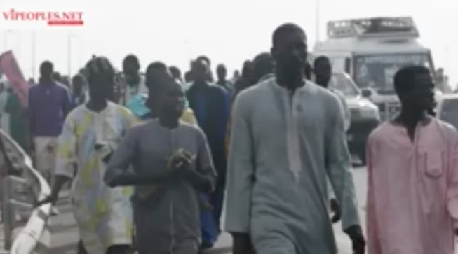 Retour de Massalik faute de véhicule les talibés prennent d’assaut auto route péage Retour de Massalik faute de véhicule les talibés prennent d’assaut auto route péage