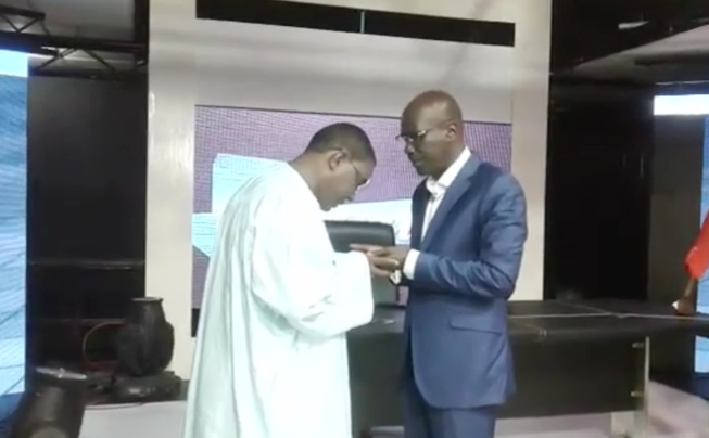 VIDEO: Le professeur Serigne Khadim Thiam prie pour Seydou Gueye dans les locaux de la 2STV VIDEO: Le professeur Serigne Khadim Thiam prie pour Seydou Gueye dans les locaux de la 2STV