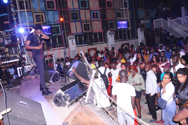 PENC MI: Un Waly Seck dynamique et rigoureux devant ses milliers de fans avant le 26 octobre à Paris sur scène. IMAGES