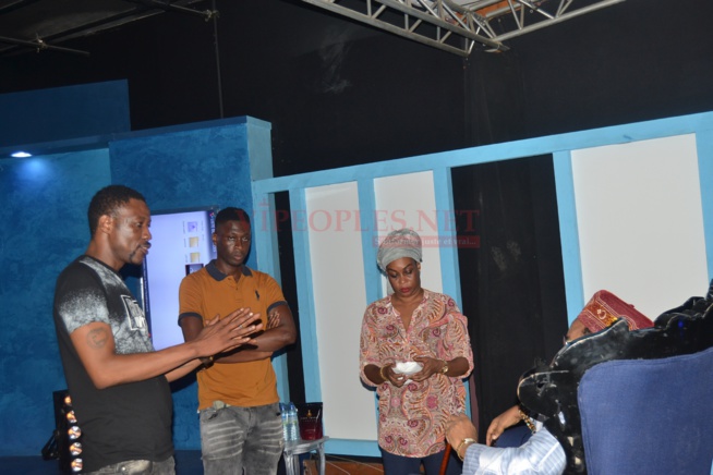 Dans les coulisses du tournage de l'émission magique Célébrité en ligne sur la 2STV tous les samedis à 22H Dans les coulisses du tournage de l'émission magique Célébrité en ligne sur la 2STV tous les samedis à 22H