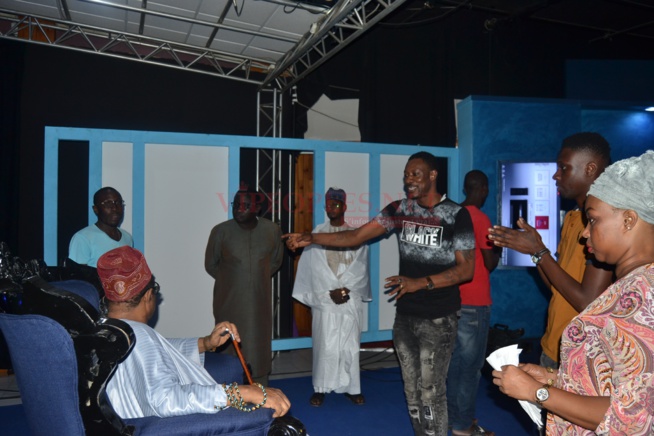 Dans les coulisses du tournage de l'émission magique Célébrité en ligne sur la 2STV tous les samedis à 22H Dans les coulisses du tournage de l'émission magique Célébrité en ligne sur la 2STV tous les samedis à 22H