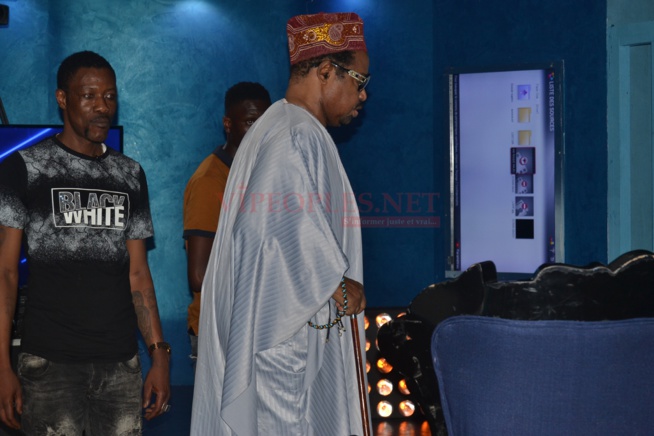 Dans les coulisses du tournage de l'émission magique Célébrité en ligne sur la 2STV tous les samedis à 22H Dans les coulisses du tournage de l'émission magique Célébrité en ligne sur la 2STV tous les samedis à 22H