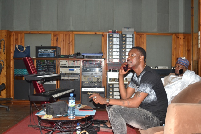 Dans les coulisses du tournage de l'émission magique Célébrité en ligne sur la 2STV tous les samedis à 22H Dans les coulisses du tournage de l'émission magique Célébrité en ligne sur la 2STV tous les samedis à 22H