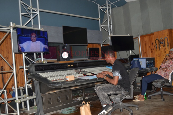 Dans les coulisses du tournage de l'émission magique Célébrité en ligne sur la 2STV tous les samedis à 22H Dans les coulisses du tournage de l'émission magique Célébrité en ligne sur la 2STV tous les samedis à 22H