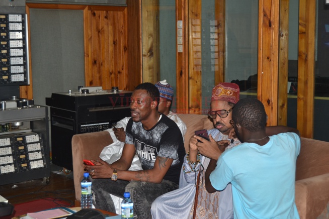 Dans les coulisses du tournage de l'émission magique Célébrité en ligne sur la 2STV tous les samedis à 22H Dans les coulisses du tournage de l'émission magique Célébrité en ligne sur la 2STV tous les samedis à 22H