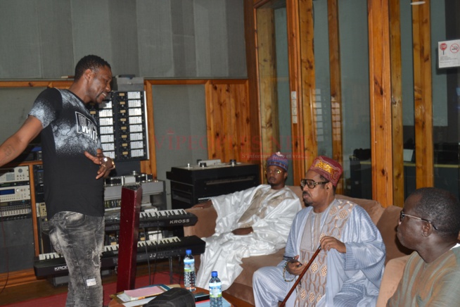 Dans les coulisses du tournage de l'émission magique Célébrité en ligne sur la 2STV tous les samedis à 22H Dans les coulisses du tournage de l'émission magique Célébrité en ligne sur la 2STV tous les samedis à 22H