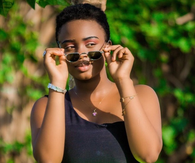 Admirez les dernières Photos de DJEYLA, la jeune artiste de 17 ans , sur les traces d’Abiba Admirez les dernières Photos de DJEYLA, la jeune artiste de 17 ans , sur les traces d’Abiba