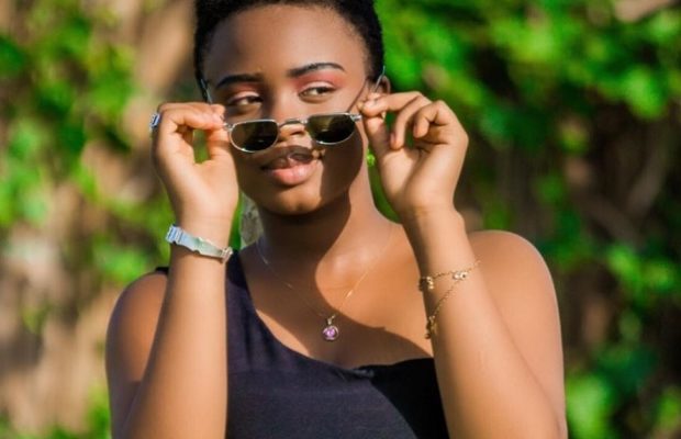 Admirez les dernières Photos de DJEYLA, la jeune artiste de 17 ans , sur les traces d’Abiba Admirez les dernières Photos de DJEYLA, la jeune artiste de 17 ans , sur les traces d’Abiba