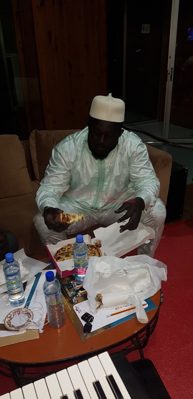 Balla Gaye 2 dans les coulisses de Célébrité en Ligne sur la 2STV. Balla Gaye 2 dans les coulisses de Célébrité en Ligne sur la 2STV.