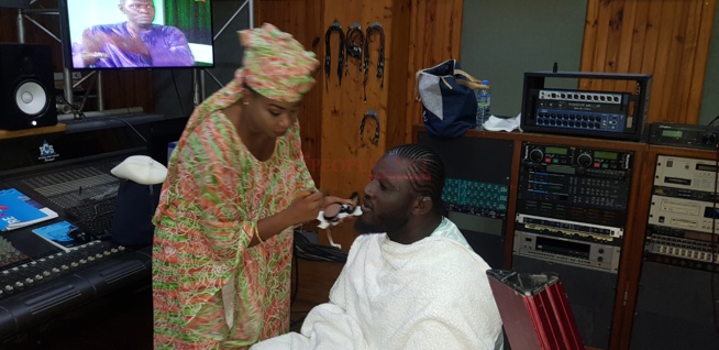 Balla Gaye 2 dans les coulisses de Célébrité en Ligne sur la 2STV. Balla Gaye 2 dans les coulisses de Célébrité en Ligne sur la 2STV.