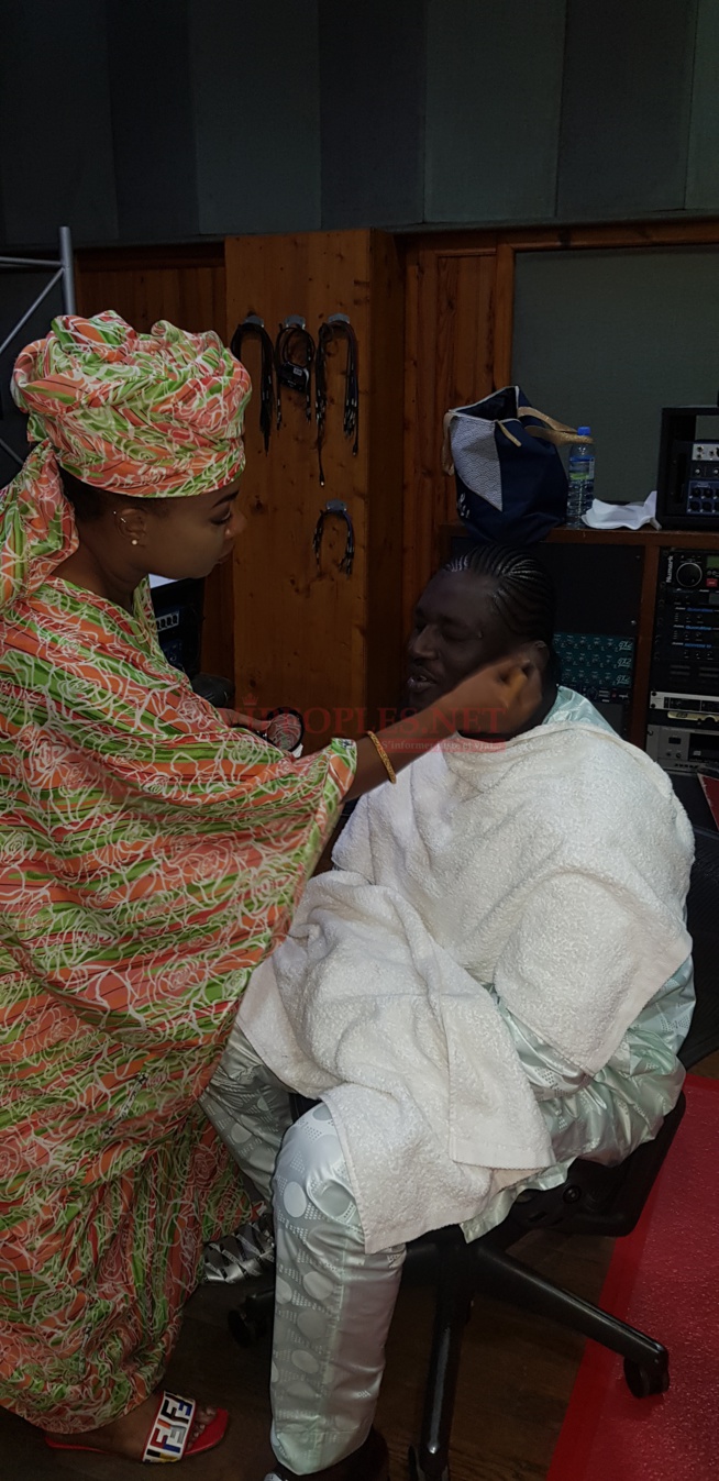 Balla Gaye 2 dans les coulisses de Célébrité en Ligne sur la 2STV. Balla Gaye 2 dans les coulisses de Célébrité en Ligne sur la 2STV.