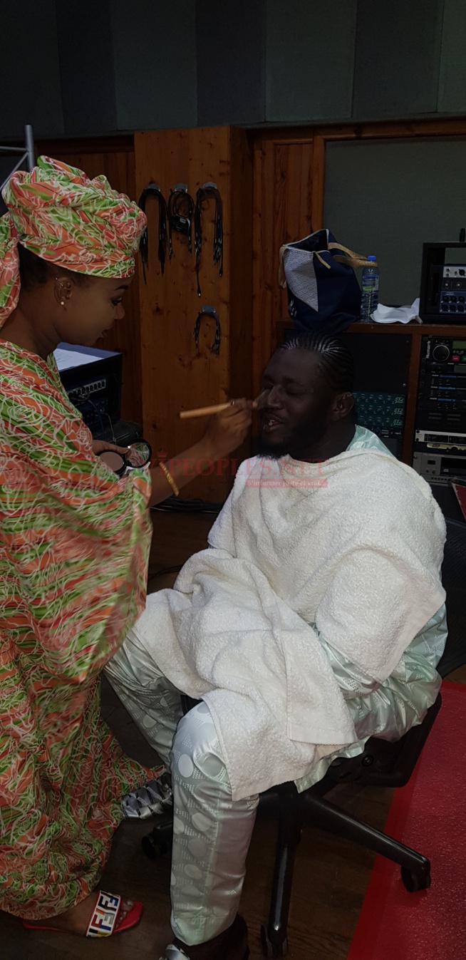 Balla Gaye 2 dans les coulisses de Célébrité en Ligne sur la 2STV. Balla Gaye 2 dans les coulisses de Célébrité en Ligne sur la 2STV.