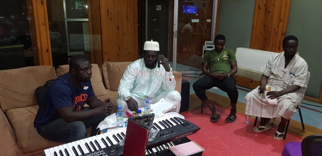 Balla Gaye 2 dans les coulisses de Célébrité en Ligne sur la 2STV. Balla Gaye 2 dans les coulisses de Célébrité en Ligne sur la 2STV.