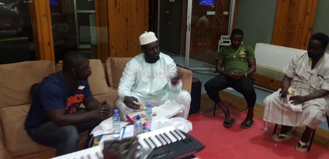 Balla Gaye 2 dans les coulisses de Célébrité en Ligne sur la 2STV. Balla Gaye 2 dans les coulisses de Célébrité en Ligne sur la 2STV.