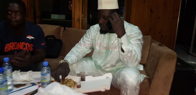 Balla Gaye 2 dans les coulisses de Célébrité en Ligne sur la 2STV. Balla Gaye 2 dans les coulisses de Célébrité en Ligne sur la 2STV.