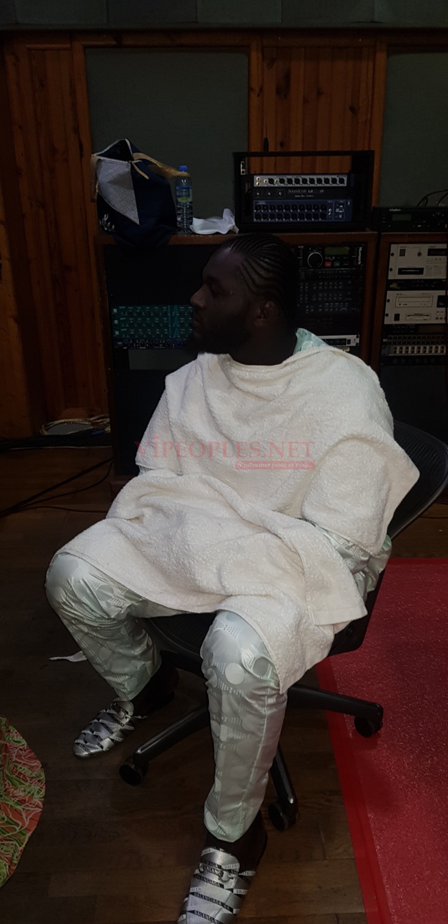 Balla Gaye 2 dans les coulisses de Célébrité en Ligne sur la 2STV. Balla Gaye 2 dans les coulisses de Célébrité en Ligne sur la 2STV.