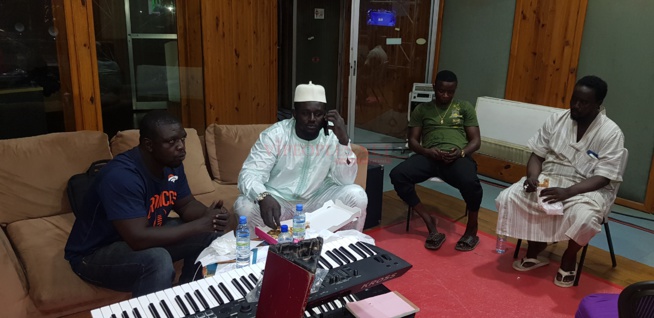 Balla Gaye 2 dans les coulisses de Célébrité en Ligne sur la 2STV. Balla Gaye 2 dans les coulisses de Célébrité en Ligne sur la 2STV.