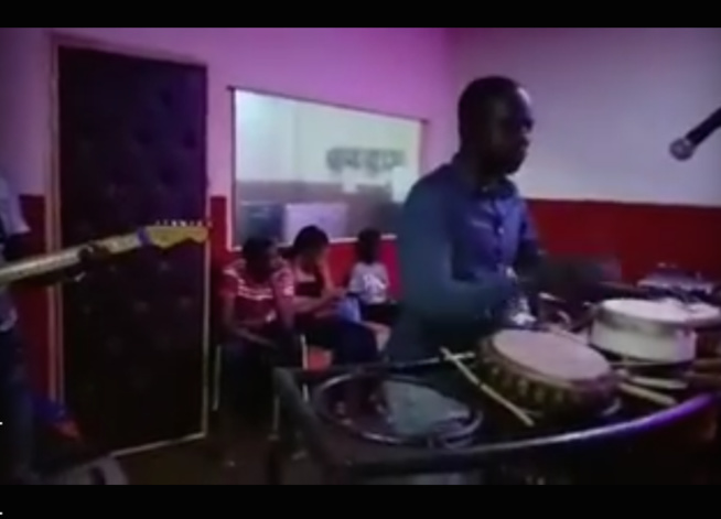 Bakane Seck en plein répétition avec le super étoile de You pour la soirée de lancement de son album international ce vendredi à OBEU BEU Bakane Seck en plein répétition avec le super étoile de You pour la soirée de lancement de son album international ce vendredi à OBEU BEU