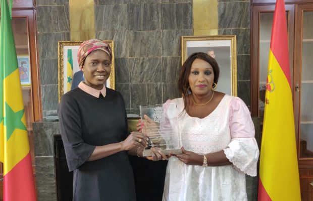Honorée par la police espagnole, notre compatriote Awa Pathé Ndiaye a été reçue par les autorités sénégalaises
