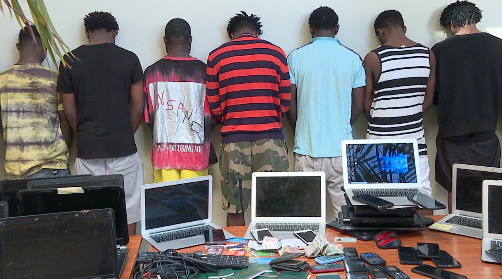 Cybercriminalité: Treize Nigérians arrêtés à Guédiawaye Cybercriminalité: Treize Nigérians arrêtés à Guédiawaye