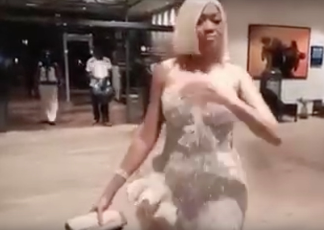Sublime, élégante et classe dans sa robe, Colé Faye vole la vedette à l'anniversaire de Viviane au Pullman.