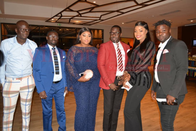 Mbaye Dièye Faye en toute complicité avec son « Goro » et sa fille Thiané Faye et Mbathio Ndiaye à la soirée de Vivi au Pullman