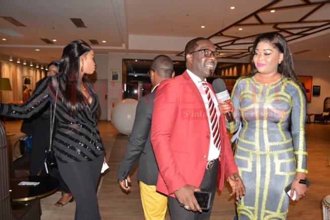 Mbaye Dièye Faye en toute complicité avec son « Goro » et sa fille Thiané Faye et Mbathio Ndiaye à la soirée de Vivi au Pullman
