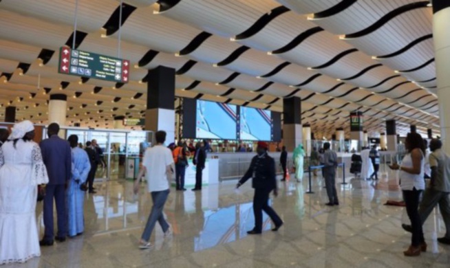 Faux documents de voyage : La Section de Recherche a mis aux arrêts trois contrôleurs à l'Aibd Faux documents de voyage : La Section de Recherche a mis aux arrêts trois contrôleurs à l'Aibd