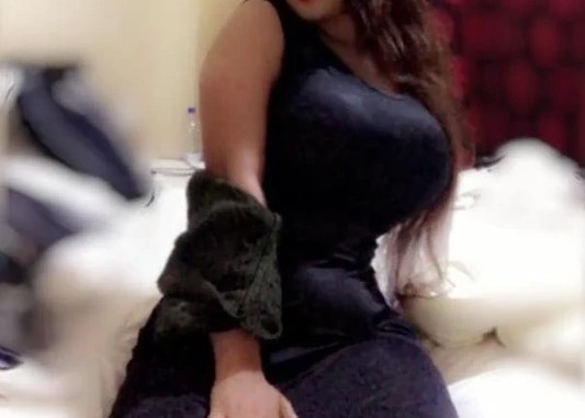 Amina Saleh dans une tenue qui affiche ses courbes chauffe ses followers Amina Saleh dans une tenue qui affiche ses courbes chauffe ses followers