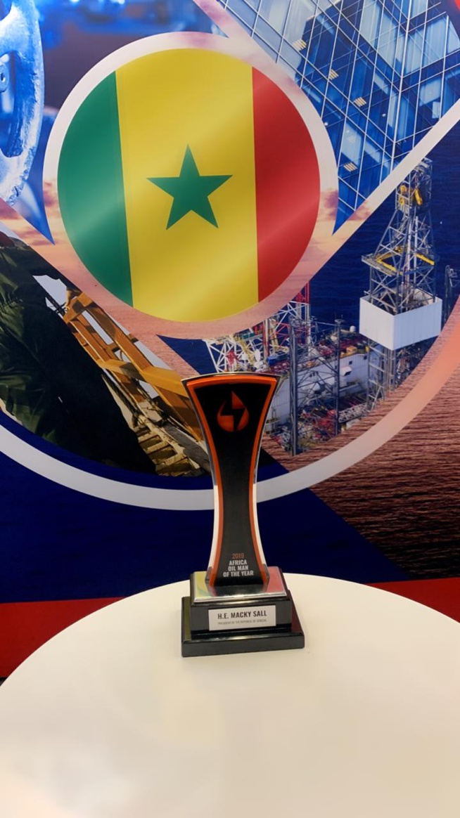 Mouhamadou Makhtar Cissé recevant le prix de son patron Macky Sall « Homme de l'année du secteur pétrolier » Mouhamadou Makhtar Cissé recevant le prix de son patron Macky Sall « Homme de l'année du secteur pétrolier »