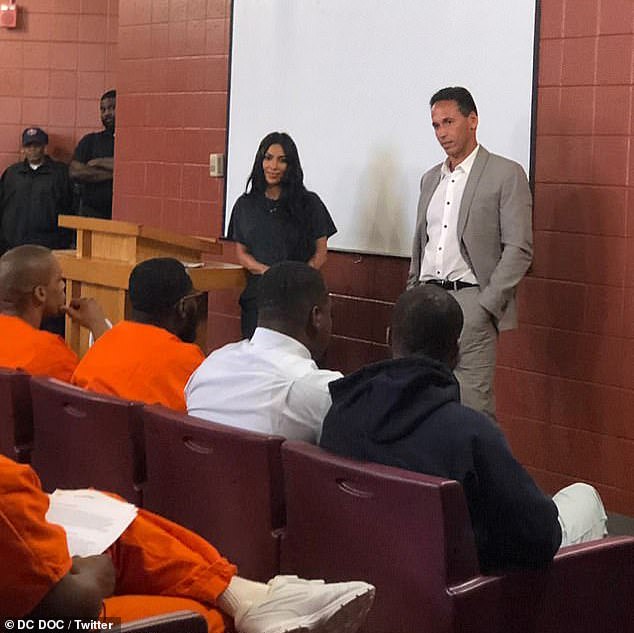 Grâce à Kim Kardashian, un détenu condamné à la prison à vie est libre Grâce à Kim Kardashian, un détenu condamné à la prison à vie est libre