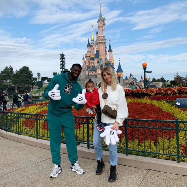 Disneyland Paris: M’Baye Niang en famille Disneyland Paris: M’Baye Niang en famille