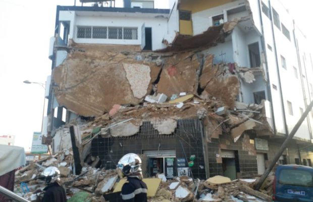 TOUBA: La façade d’un immeuble s’écroule à 28 , . Le propriétaire gravement blessé. Une femme et un enfant ont aussi été retrouvés. TOUBA: La façade d’un immeuble s’écroule à 28 , . Le propriétaire gravement blessé. Une femme et un enfant ont aussi été retrouvés.