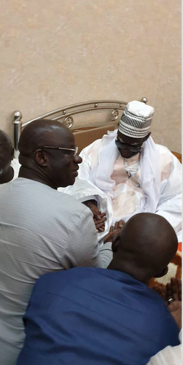 Le Président Mbagnick Diop avec le Khalife Général des Mourides Serigne Mountakha à Touba.