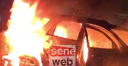 Rond-point Case-ba: une voiture prend feu et le conducteur, voici, la vidéo qui choque les sénégalais Rond-point Case-ba: une voiture prend feu et le conducteur, voici, la vidéo qui choque les sénégalais