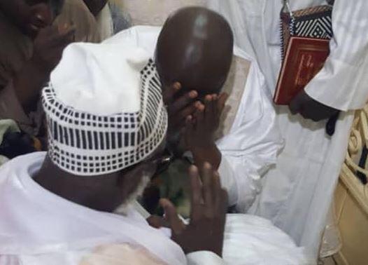 Touba: Idy pleure à chaudes larmes devant le Khalife des Mourides Touba: Idy pleure à chaudes larmes devant le Khalife des Mourides