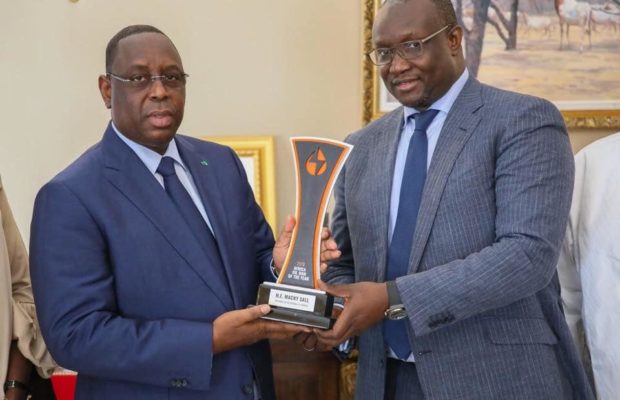 Palais de la République : Makhtar Cissé remet au président Macky Sall son prix de « Homme africain du pétrole »