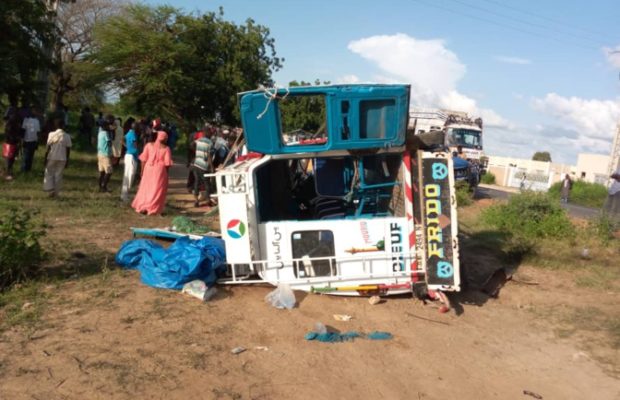 Khelcom Birane: Un car en provenance de Gambie se renverse et fait un mort Khelcom Birane: Un car en provenance de Gambie se renverse et fait un mort