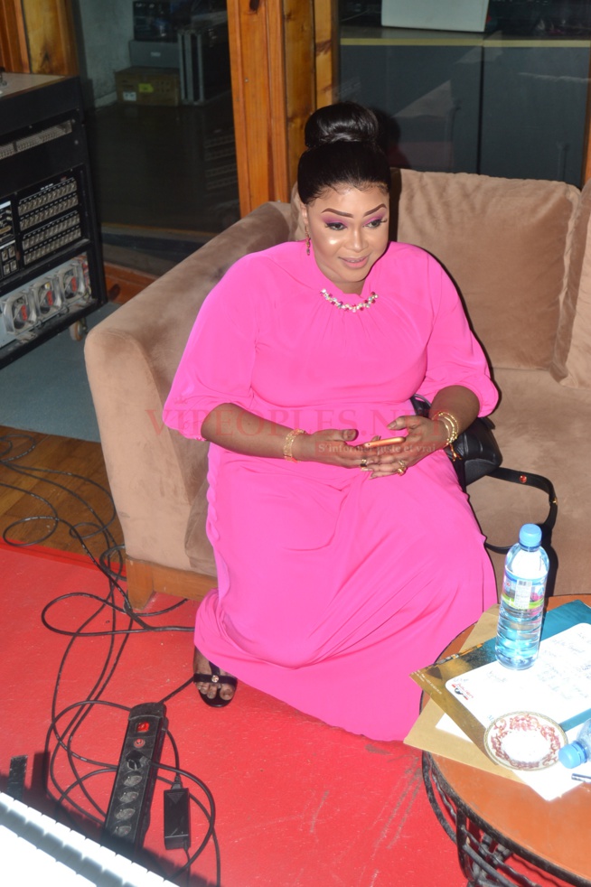 L'ex député Fatou Thiam, madame Djazaka dans les coulisses de Célébrité en Ligne sur la 2STV.