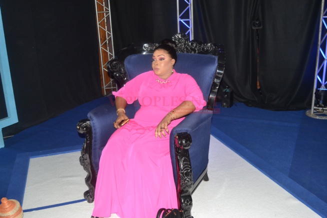 L'ex député Fatou Thiam, madame Djazaka dans les coulisses de Célébrité en Ligne sur la 2STV.