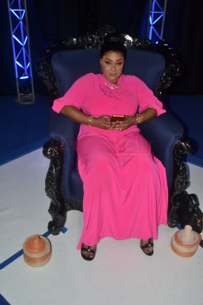 L'ex député Fatou Thiam, madame Djazaka dans les coulisses de Célébrité en Ligne sur la 2STV. L'ex député Fatou Thiam, madame Djazaka dans les coulisses de Célébrité en Ligne sur la 2STV.