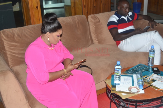 L'ex député Fatou Thiam, madame Djazaka dans les coulisses de Célébrité en Ligne sur la 2STV. L'ex député Fatou Thiam, madame Djazaka dans les coulisses de Célébrité en Ligne sur la 2STV.