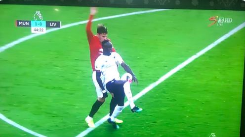 Sadio Mané enrhume le défenseur de Man U et inscrit un magnifique but refusé par la VAR